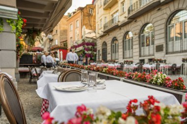 Yazın Belgrad şehir merkezindeki samimi açık hava restoranı, Sırbistan