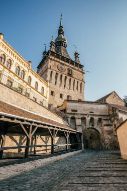 Romanya 'nın Transilvanya kentindeki Ortaçağ Sighisoara kentinin sokak manzarası.