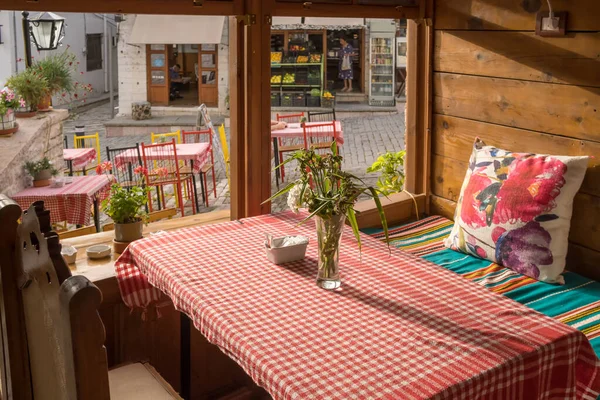 Уютное кафе в старом городе Гирокастра, Албания — стоковое фото