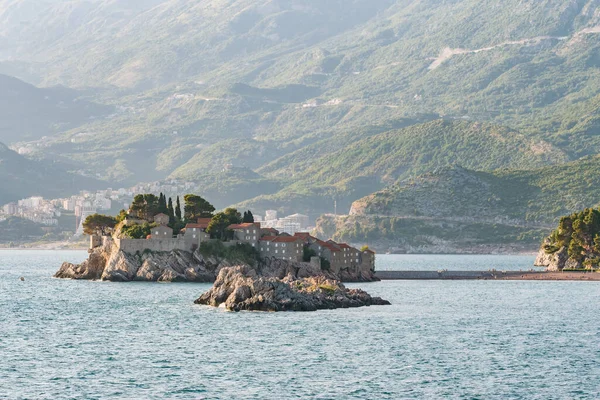 Sveti Stefan sziget Budva gyönyörű nyári napon, Montenegróban — Stock Fotó