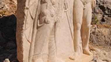 Commagene Kralı Antiochus Türkiye 'de Herkül ile el sıkışıyor