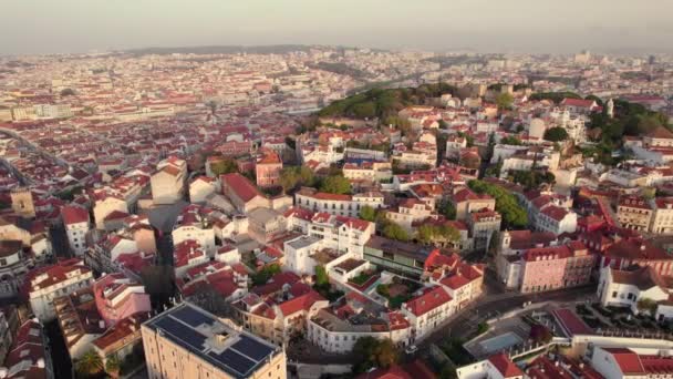 Luftaufnahme der Innenstadt von Lissabon bei Sonnenaufgang, Portugal — Stockvideo