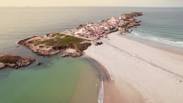 Portekiz 'in batı kıyısındaki inanılmaz plajlı Baleal yarımadasının hava manzarası. — Stok video