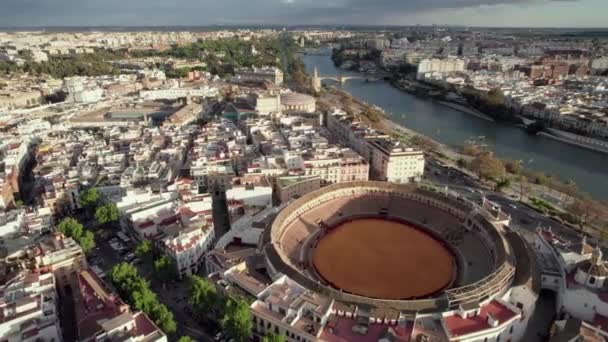 Volando alrededor de Maestrans, corrida arena en Sevilla al atardecer, España — Vídeo de stock