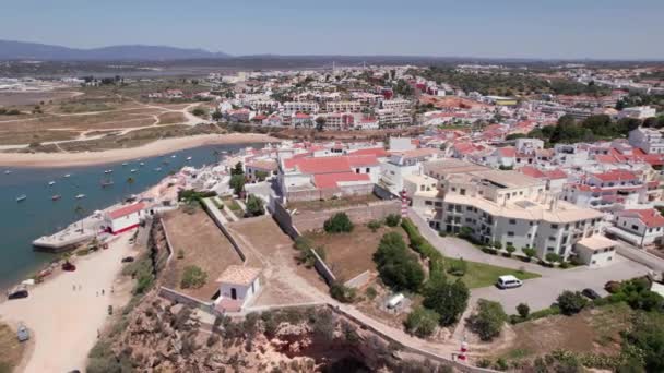 Vista aérea da cidade de Ferragudo na costa sul de Portugal — Vídeo de Stock