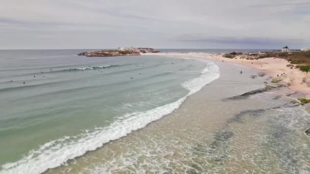 バレルのポルトガル西海岸のサーファーとビーチの空中ビュー — ストック動画