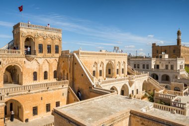 Midyat, Türkiye - 18 Ekim 2021: Midyat ilinin Midyat Konuk Evi, Mardin. Güneşli bir günde Midyat Konuk Evi binasının geleneksel mimarisi.
