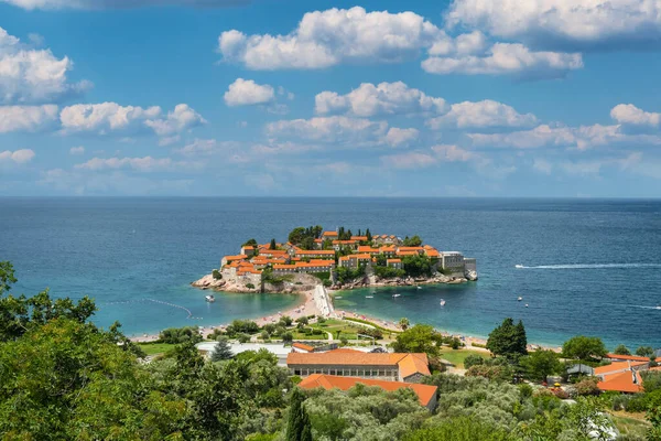 Karadağ 'ın Budva kentindeki Sveti Stefan adası. Sveti Stefan lüks turistik tatil beldesi Adriyatik Denizi 'ndeki tarihi köy Budva, Karadağ. Yaz tatili