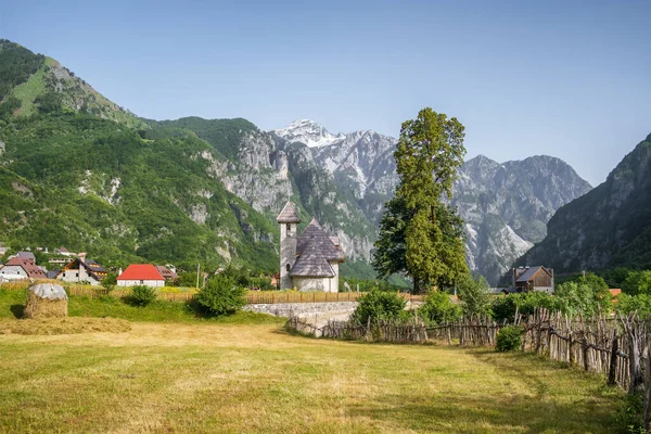 Krajina Theth Vesnice Křesťanským Kostelem Prokletije Nebo Prokleté Hory Pozadí — Stock fotografie