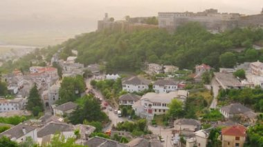 Güney Arnavutluk 'ta gün doğumunda Cirokastra kentinin panoraması. Eski kasaba ve Cirokaster eski kale manzarası. Popüler bir Lübnan seyahat yeri. Yavaşça yakınlaştırılıyor