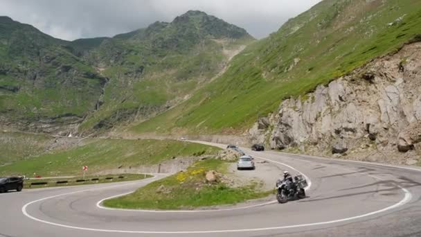 Niet Geïdentificeerde Motorrijder Draaien Bij Scherpe Bocht Van Beroemde Transfagarasan — Stockvideo