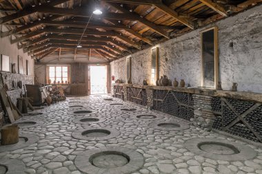 Geleneksel şarap mahzeninin içinde qvevri, toprak kapları, Georgia. Kvevri kullanan kehribar şarabının üretimi. Gürcistan 'ın Kakheti bölgesinde şarap deposu.