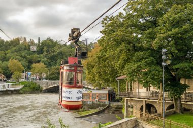 Kutaisi, Georgia - 26 Eylül 2021: Bulutlu bir günde Kutaisi şehir merkezinde klasik teleferik. Kutaisi 'nin eski kablolu şehir manzarası