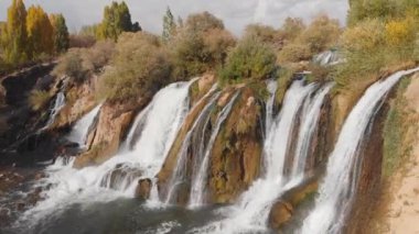 Van Gölü yakınlarındaki Majestic Muradiye şelalesinin hava manzarası, Doğu Anadolu, Türkiye. Türkiye 'de güçlü bir şelalesi olan sonbahar manzarası. Sonbahar mevsiminde doğada güzellik. 
