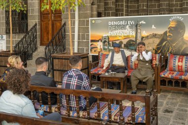 Diyarbakır, Türkiye - 22 Ekim 2021: Dengbej şarkıcıları Diyarbakır 'daki Dengeli evde ağıt yakıyorlar. Dengbejler hikaye anlatır. Geleneksel bir Kürt müzik türü..