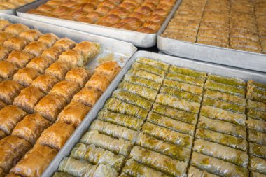 Türkiye 'deki yerel Baklava dükkanında geleneksel Türk tatlı Baklava yakın plan