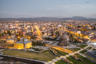 Kars kentinin gece manzarası, Doğu Anadolu, Türkiye. Alacakaranlıkta Kars şehrinin şehir manzarası