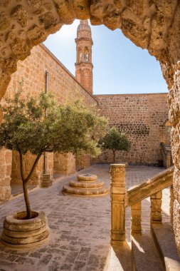 Mardin, Doğu Türkiye 'deki Mor Hananyo Manastırı' nın iç avlusu. Mor Hananyo veya Deyrulzafaran Manastiri, Suriye Ortodoks Manastırı 'nın hayatta kalan en eski manastırlarından biridir.