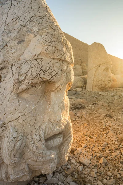 Estatuas Antiguas Amanecer Montaña Nemrut Turquía Antigua Cabeza Piedra Primer —  Fotos de Stock