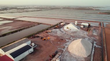 Portekiz 'in güneyindeki Tavira kasabası yakınlarındaki tuz çiftliğinin insansız hava aracı görüntüleri. Tavira, Algarve, Portekiz 'deki Ria Formosa gölündeki tuzlu bataklıklar. Algarve bölgesindeki Gilao nehri yakınlarında tuz üretimi