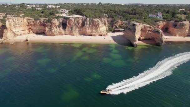 Velero Turístico Largo Una Hermosa Costa Marina Con Playas Arena — Vídeo de stock