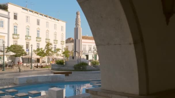 タビラ ポルトガル 2022年5月10日 タビラのプラハ レプリカ広場でのフランス アフリカ戦争記念碑の撮影を明らかにする タビラカメラは市役所の歴史的なアーケードを通って移動します — ストック動画