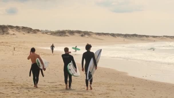 Baleal Sahilinde Sörf Tahtası Olan Tanımlanamayan Sörfçüler Dalgaları Yakalayan Diğer — Stok video