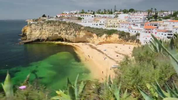 葡萄牙阿尔加维市卡沃罗渔村美丽的海滩让人印象深刻 在葡萄牙海岸上 卡沃罗镇拥有五彩缤纷房屋的海滩景观 阿尔加维的Praia Carvoreau — 图库视频影像