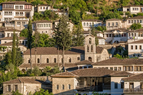 阿尔巴尼亚Gjirokaster古城的城市景观 阿尔巴尼亚Gjirokaster的基督教教堂和古老的奥斯曼住宅 — 图库照片
