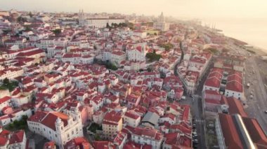 Lizbon 'un hava görüntüsü gün doğumunda, Portekiz' de. Lizbon 'un eski şehir siluetinin insansız hava aracı görüntüleri. Portekiz 'in başkenti Alfama' nın tarihi bölgesi. Lisboa şehrinin tarihi binaları