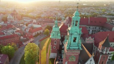 Polonya 'nın başkenti Cracow' da tarihi Wawel kalesi. Wawel Hill, Cathedral, Royal Wawel Castle ve savunma duvarlarıyla Krakow ufuk çizgisinin hava görüntüsü. Arka planda eski şehir