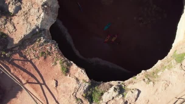 Θαλάσσια Καγιάκ Μια Μικρή Αμμουδιά Μέσα Στο Σπήλαιο Algar Benagil — Αρχείο Βίντεο
