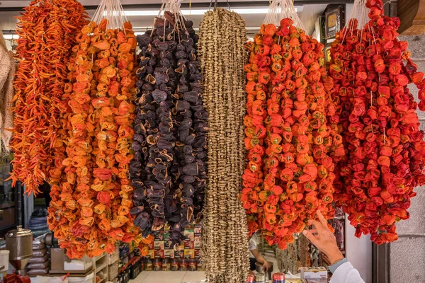Pimientos Secos Chiles Berenjenas Okra Colgados Tradicional Mercado Turco Alimentos —  Fotos de Stock