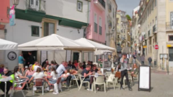 欧洲传统户外咖啡馆的倒影 在阳光明媚的夏日 人们在欧洲一个不为人知的城市的室外餐馆里饮酒 吃饭和聊天 模糊的实时场景 — 图库视频影像
