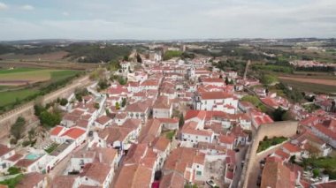 Portekiz, Peniche yakınlarındaki tarihi duvarlı Obidos kasabasının hava manzarası. Portekiz, Obidos Ortaçağ Kasabası 'nın hava görüntüleri. Obidos 'taki ortaçağ kalesinin insansız hava aracı görüntüleri. Portekiz 'deki tarihi şato