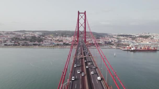葡萄牙里斯本25 Abril桥的空中景观 大桥连接利斯波市和泰霍河左岸的阿尔马达市 — 图库视频影像