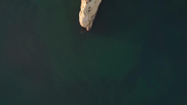 Vista Aérea Arriba Hacia Abajo Del Cabo Océano Atlántico Con — Vídeos de Stock