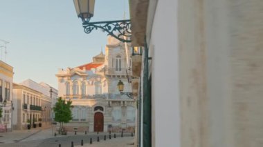 Faro, Algarve, Portekiz 'in merkezindeki güzel Belmarco Malikanesi. Yavaş çekim, sabit çekim açığa vuruyor. Güney Portekiz 'deki Faro eski kasabasından sabah sahnesi