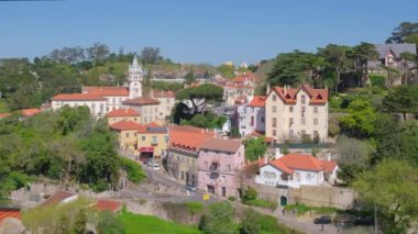 Yazın Sintra Kasabası manzarası. Sintra, Portekiz 'de Lizbon yakınlarında küçük bir kasabadır. Portekiz 'in Lizbon bölgesindeki Sintra kasabasının eski renkli binaları.