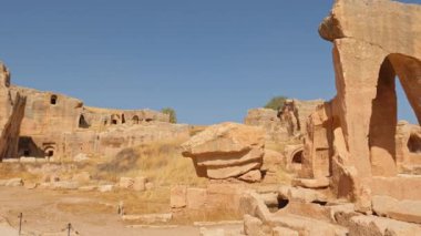 Dara antik mağara kenti Mardin kenti yakınlarındaki tarihi Mezopotamya bölgesinde. Mezopotamya 'nın en önemli yerleşim birimlerinden biri olan Dara antik şehrinin yavaş gelişimi.