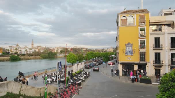 Sevilla Spanien April 2022 Straßenszene Aus Sevilla Andalusien Spanien Flussufer — Stockvideo