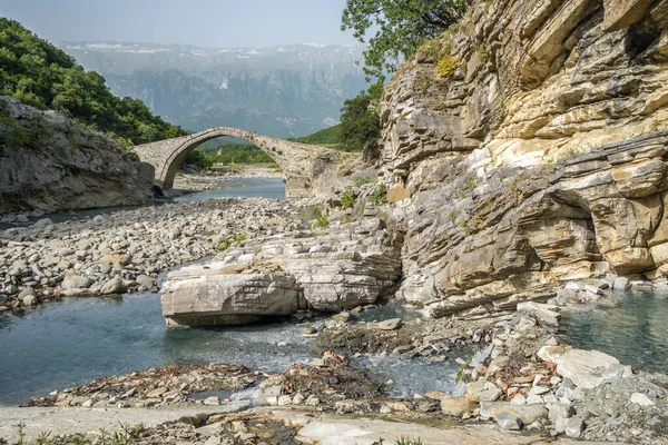阿尔巴尼亚Permet的Benja温泉浴场 阿尔巴尼亚古老的拱形石桥 河流和热水池 图库图片