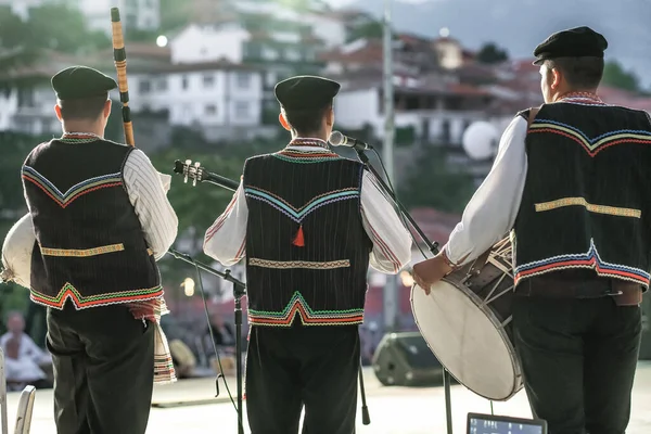 Niezidentyfikowani Macedońscy Muzycy Tradycyjnych Strojach Narodowych Macedonii Występują Festiwalu Muzyki — Zdjęcie stockowe