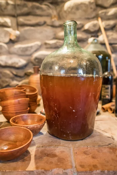 Ungt Vin Stor Glasflaska Bredvid Vintage Georgiansk Terrakotta Kanna Äkta — Stockfoto