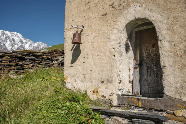 Старая Деревянная Дверь Церкви Святого Георгия Украшенная Резными Узорами Ушгули — стоковое фото