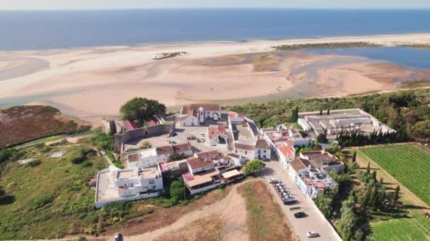 카셀라 벨하는 포르투갈의 알가르브 지역에 어촌이다 공중에서 Forte Cacela Velha — 비디오