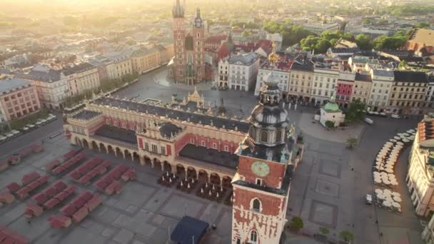 位于波兰克拉科夫的主市场广场 Rynek Glowny 日出时设有市政厅 Sukiennice和St Marys Basilica教堂 清晨柔和的阳光下克拉科夫中心广场的空中景观 — 图库视频影像