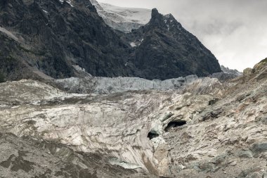 Svaneti bölgesindeki Mestia kasabası yakınlarındaki Chalaadi Buzulu. Kafkasya dağlarındaki Chalaadi buzulunun manzarası, Gürcistan