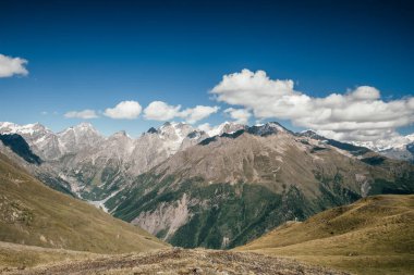 Gürcistan 'da güneşli bir günde Majestic Caucasus dağları. Svaneti bölgesindeki güzel Kafkas Dağları manzarası.