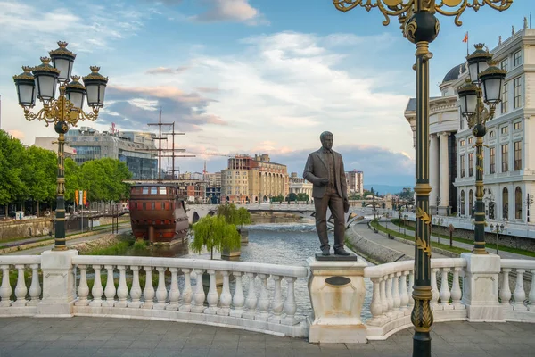 Skopje Nordmakedonien Juni 2021 Bronzestatuen Auf Der Kunstbrücke Skopje Nordmakedonien — Stockfoto